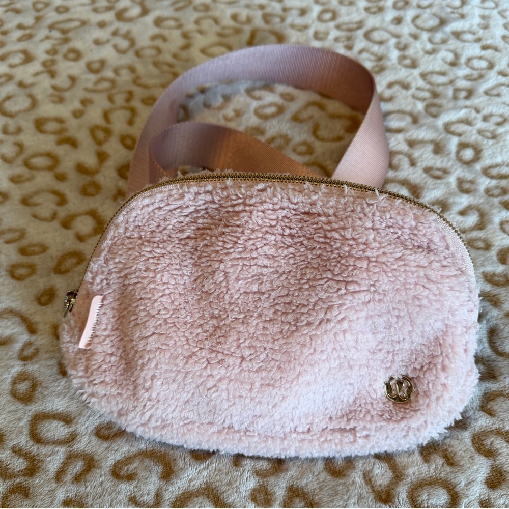 Lululemon Athletica Blush Pink Sherpa Everywhere
Belt Bag 1L Women’s - Picture 11 of 11